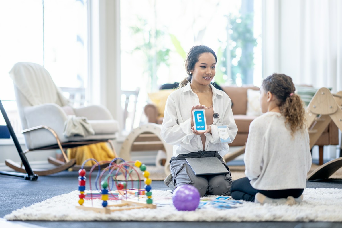 logopeda uczy dziecko